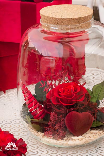 Rose éternelle courte tige en vase - vue rapprochée